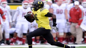 Oregon is favored to beat Texas in the Alamo Bowl Monday. 